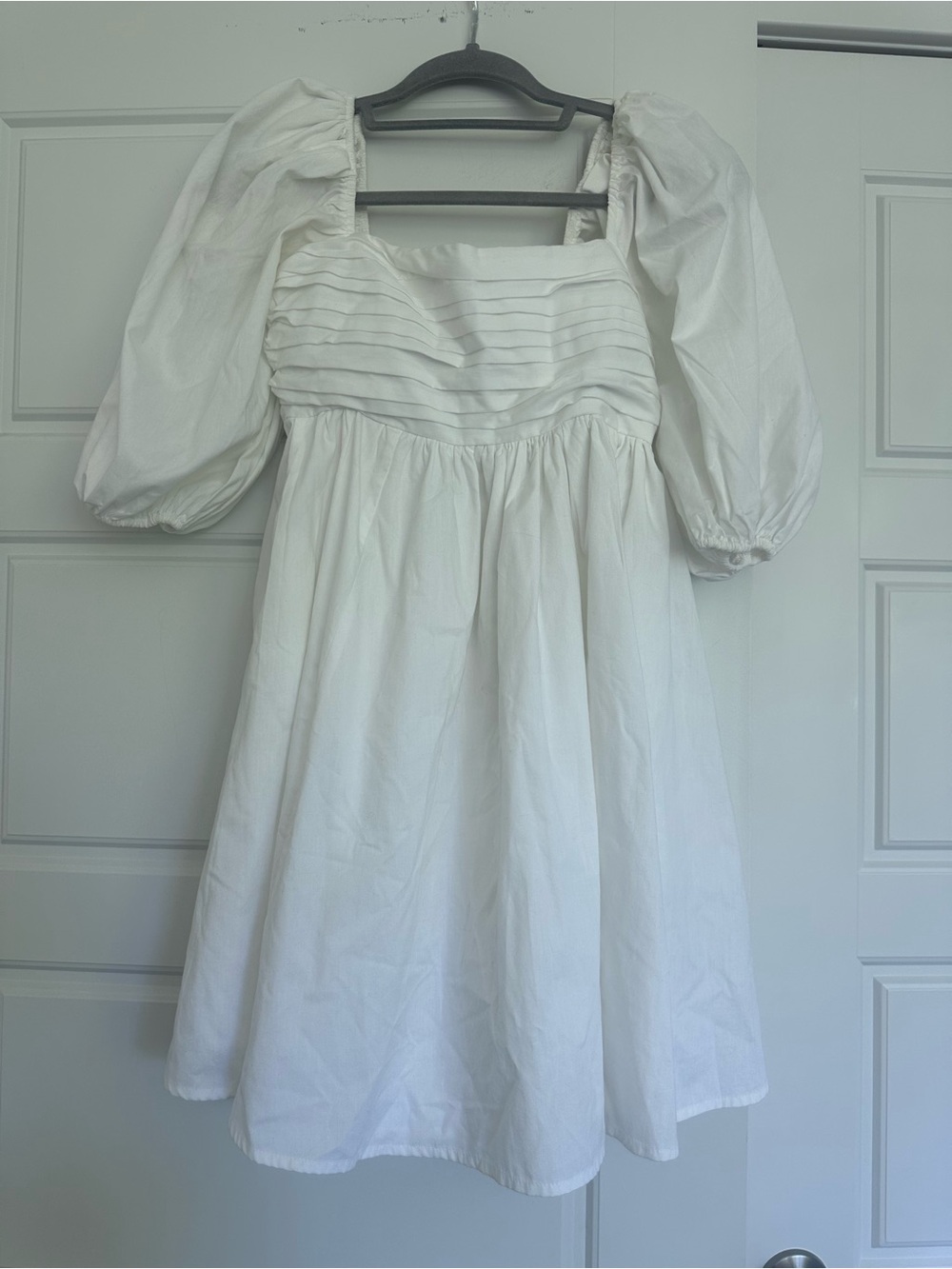 Abercrombie and Fitch - Emerson Ruched Puff Sleeve Mini Dress in white - Picture 2 of 4